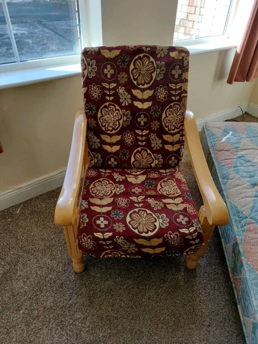 Wooden chair with cushioning for sale - Image 2