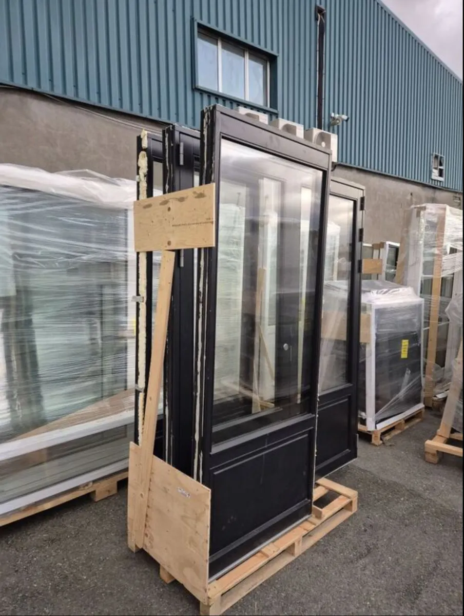 Scandinavian pine double door and two sidelights - Image 3