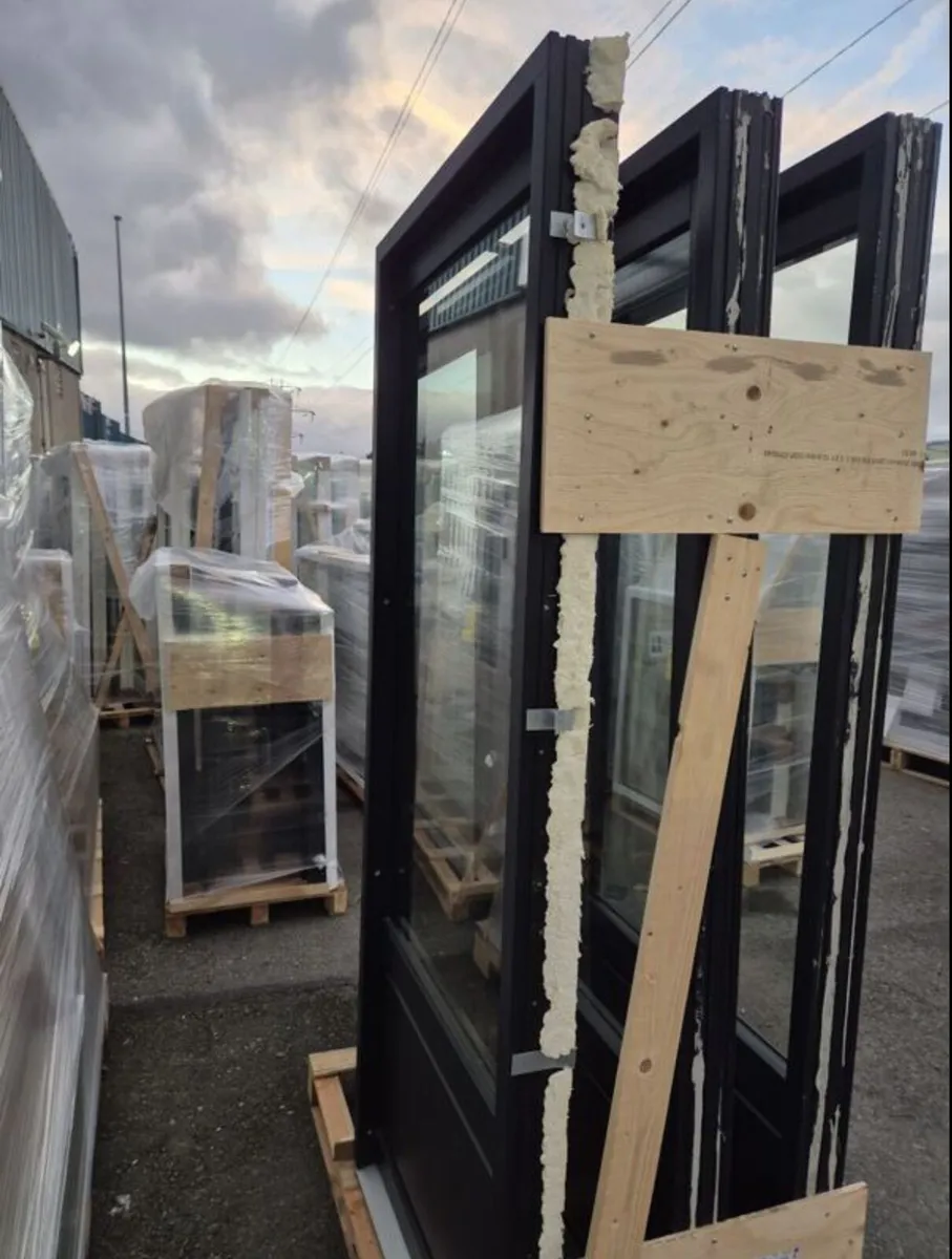 Scandinavian pine double door and two sidelights - Image 4