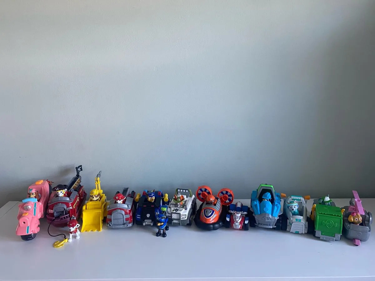 12 Paw patrol figures and vehicles - Image 1