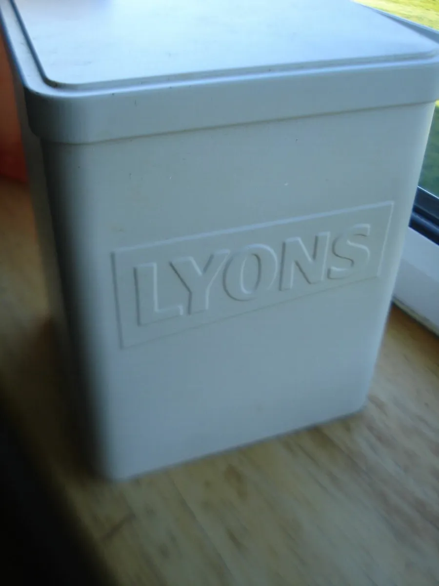 LYONS TEA, OREO,TESCO CLASSIC, METAL TINS. - Image 4