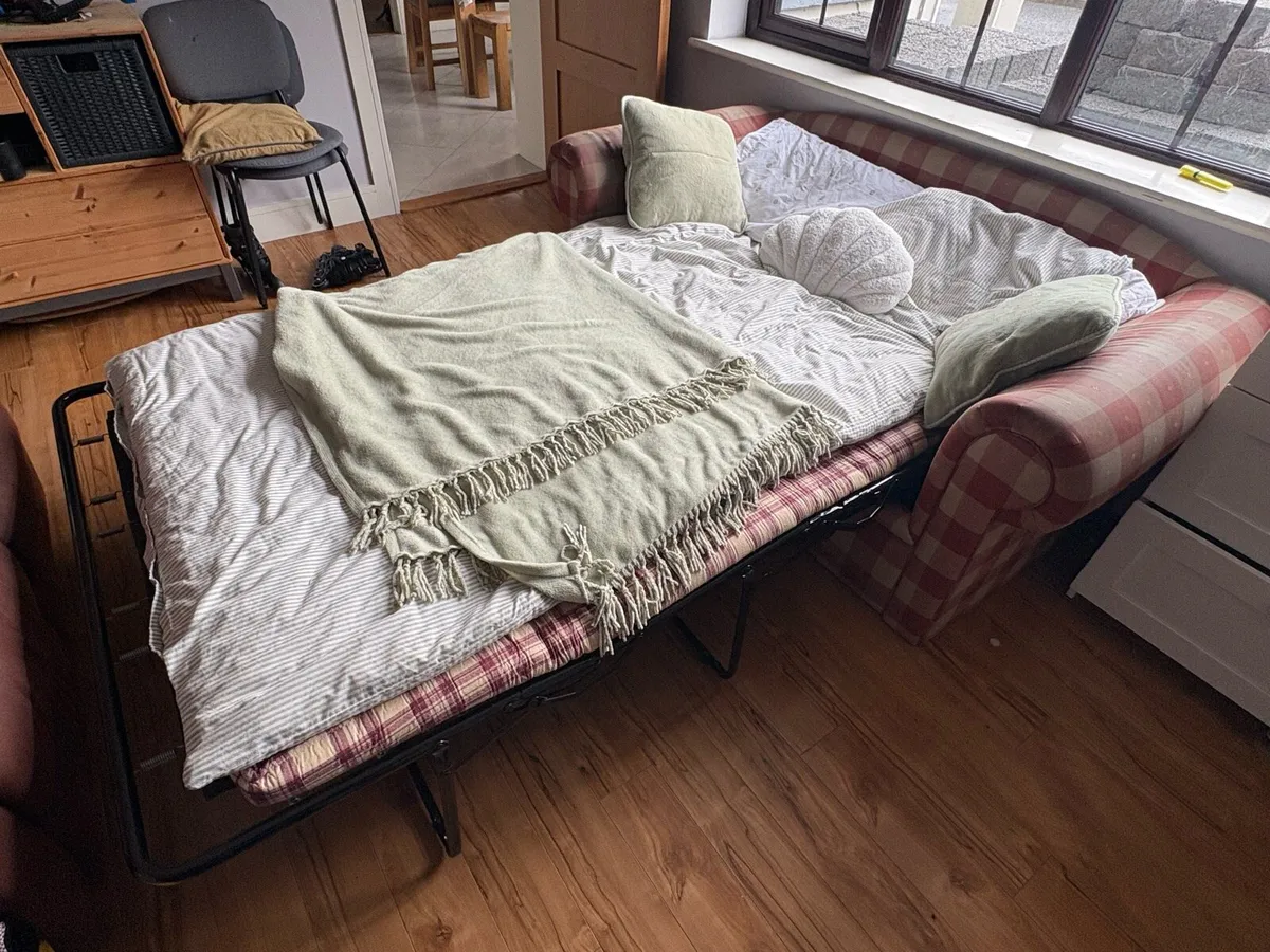 Couch with fold out bed - Image 3
