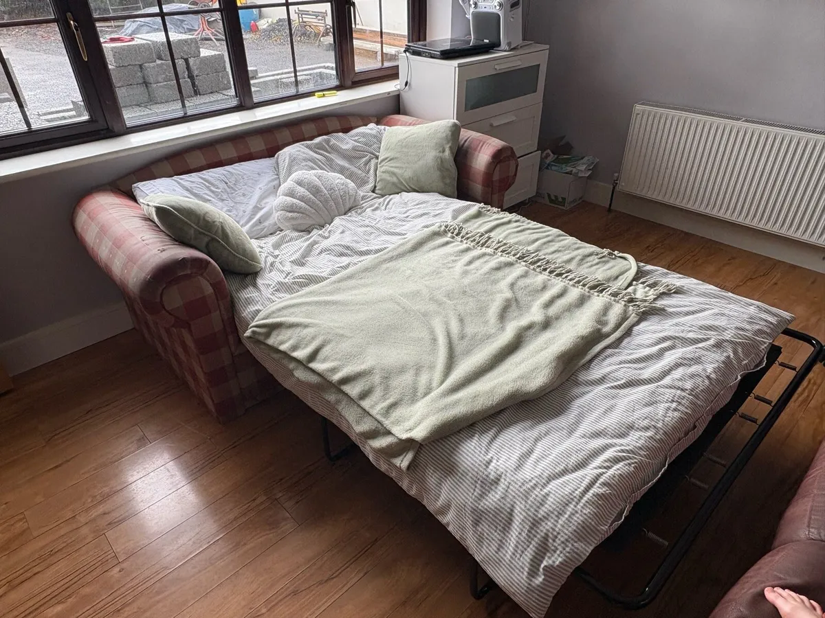 Couch with fold out bed - Image 4