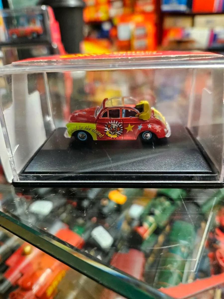 Corgi Oxford Chipperfields Circus Morris Minor