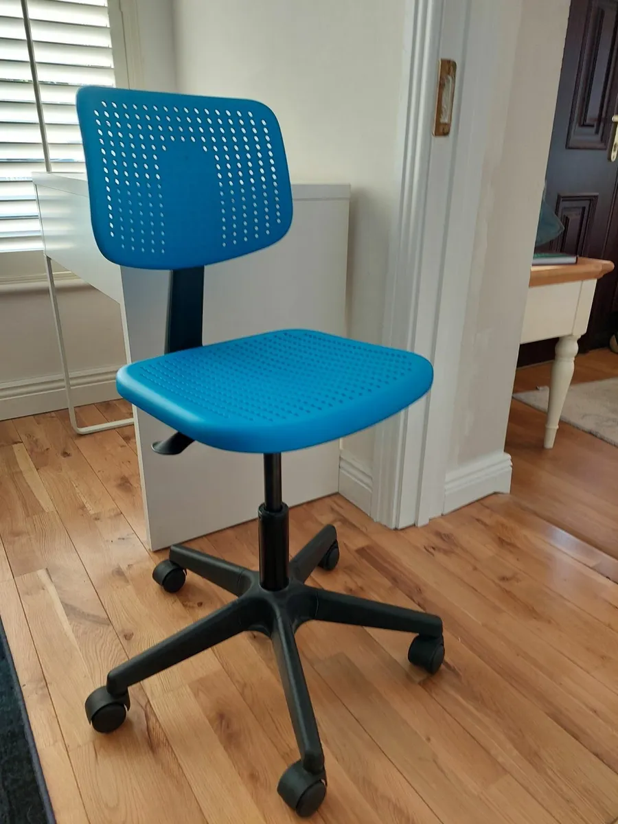 Desk and chair - Image 1