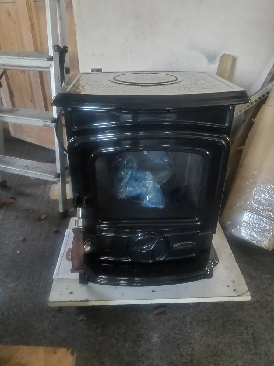 Stanly Oisin 5 kw oil stove mint condition. - Image 1