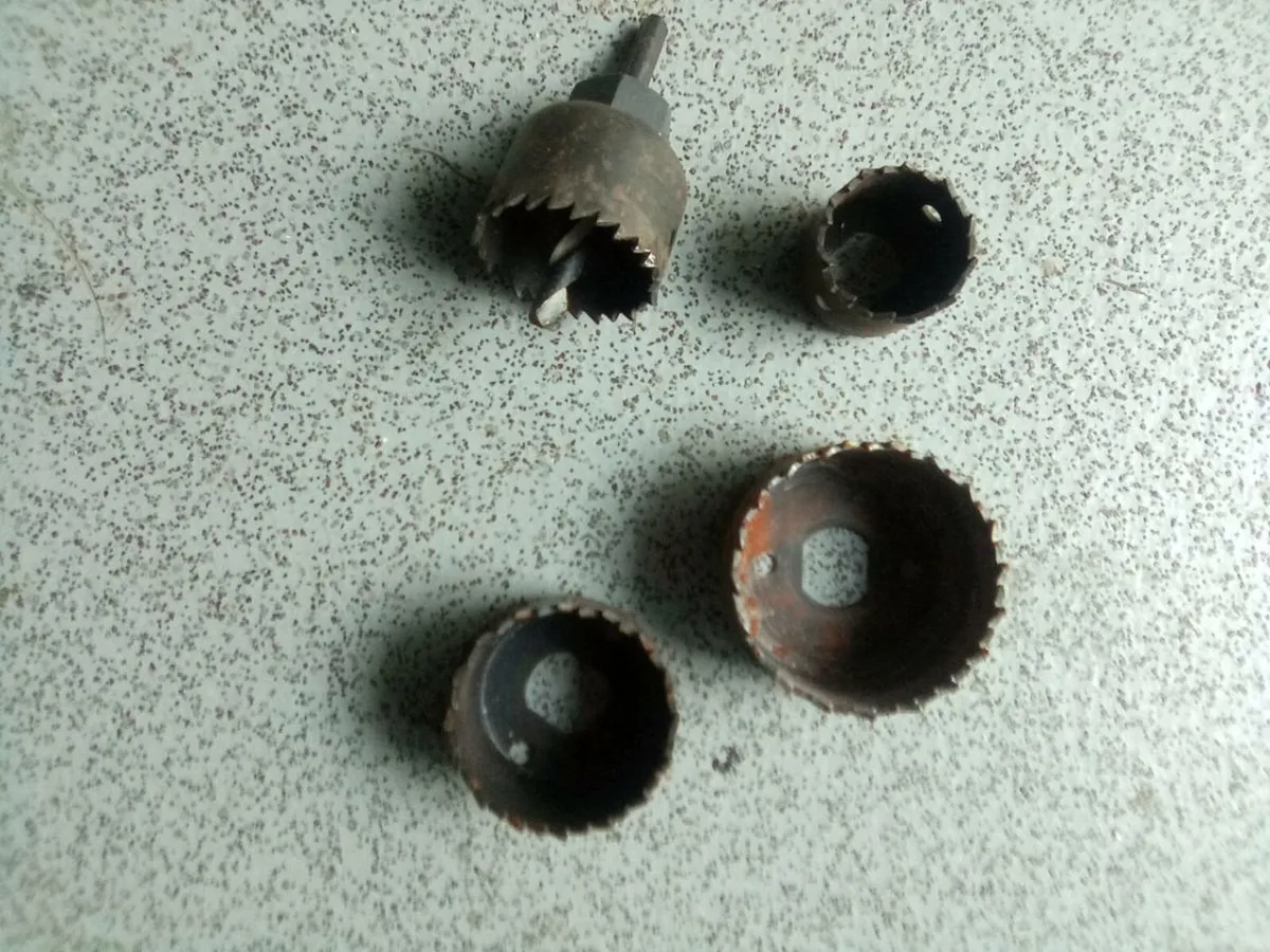 SET. OF. 4. HOLE. CUTTERS. AND.  MANDRILL - Image 1