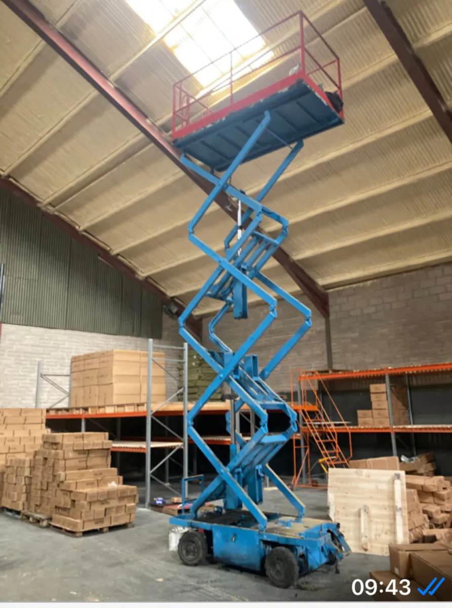 SCISSOR LIFT - Image 1