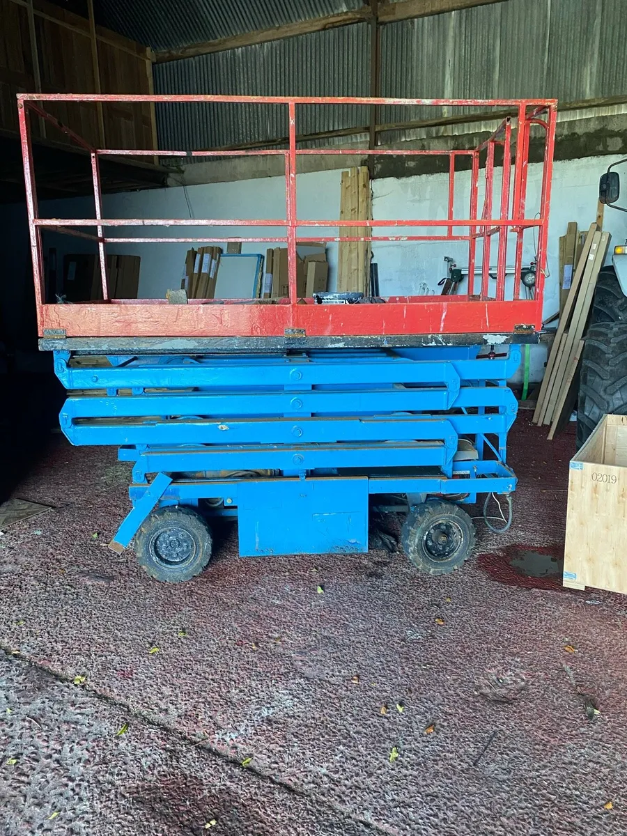 SCISSOR LIFT - Image 2