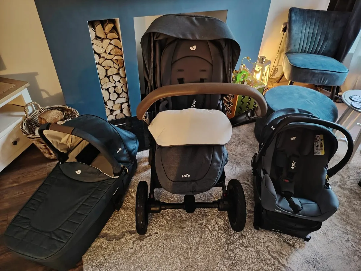 Joie Chrome Deluxe Travel System with isofix - Image 1