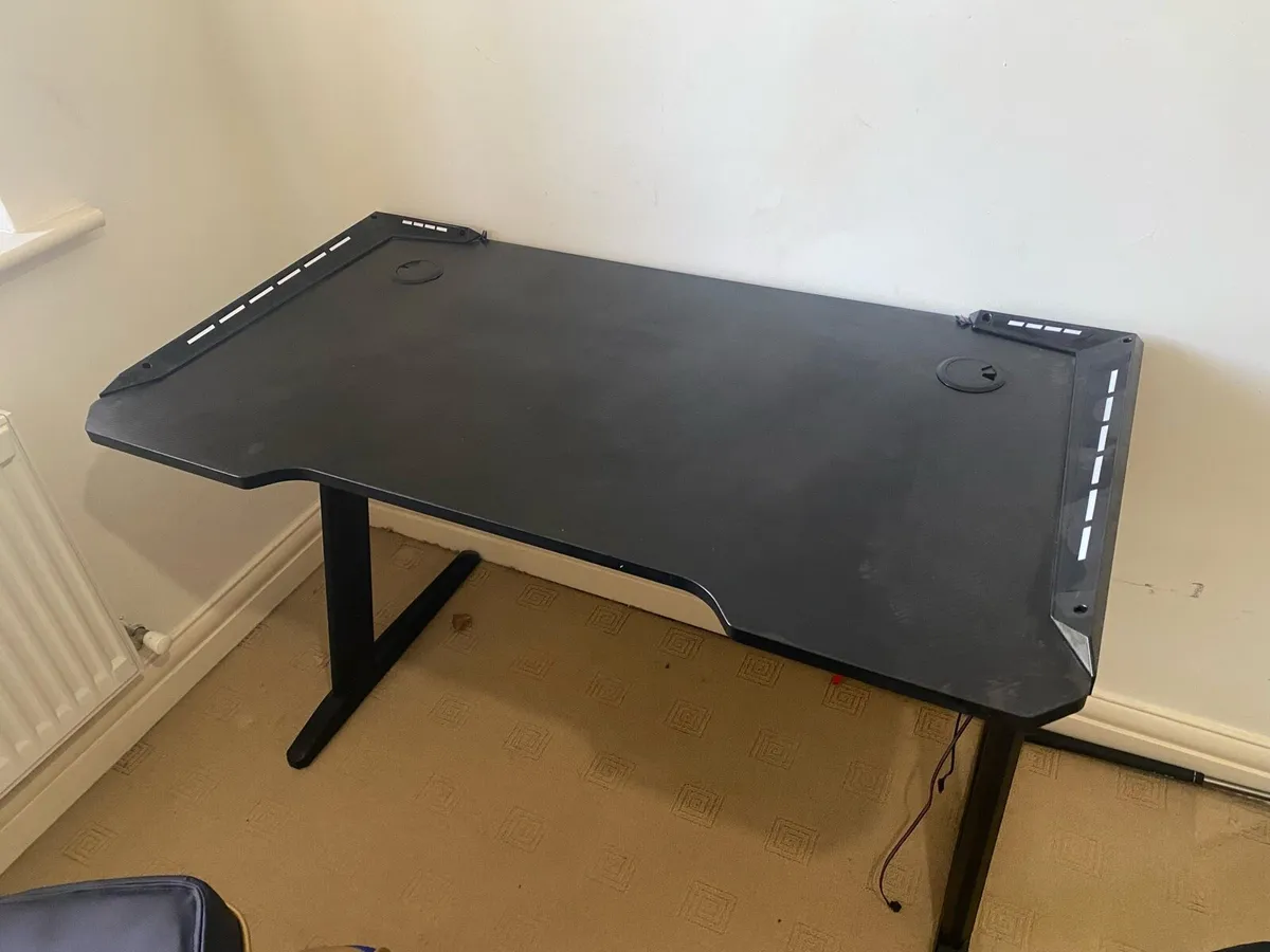 Gaming table and chair - Image 1