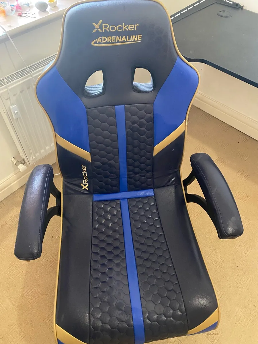 Gaming table and chair - Image 2