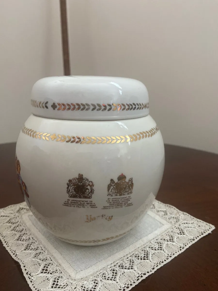 Vintage 1960s 'Yardley' ceramic decorated vase - Image 3