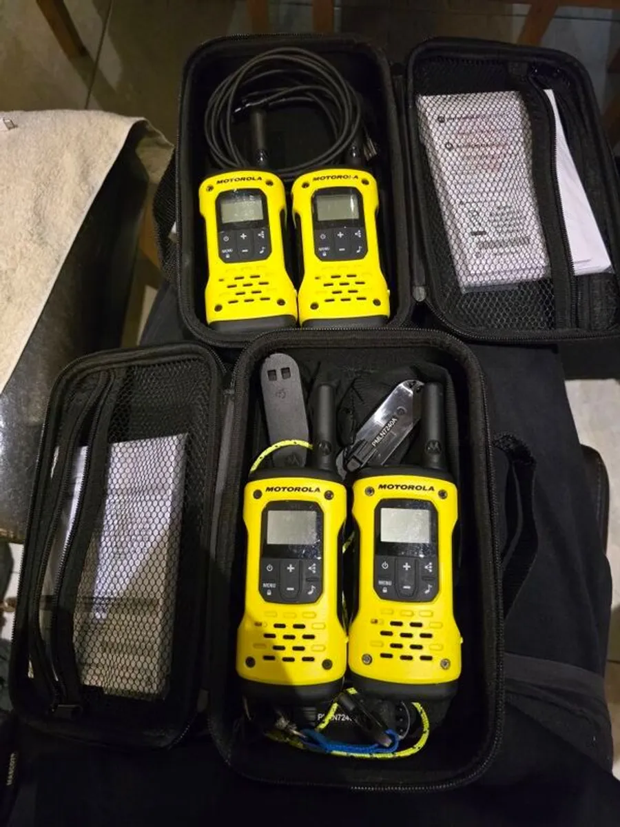 Motorola walkie talkie 4 pack - Image 2