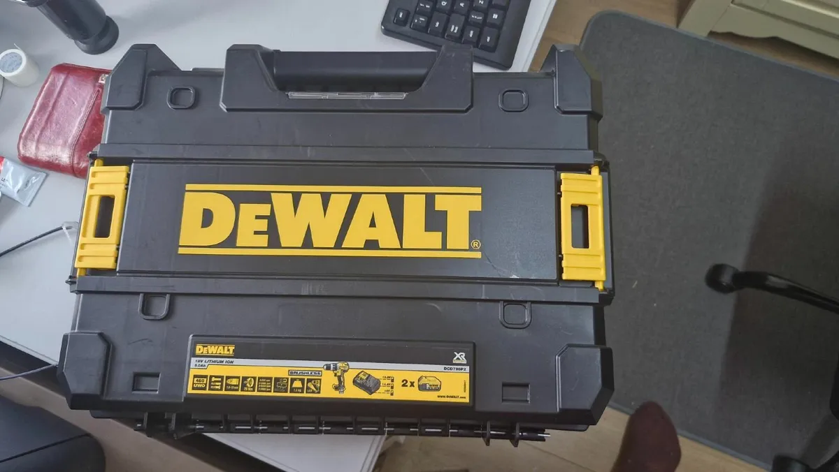 DE Walt Drill and Driver (Used) 18V with batteries - Image 3