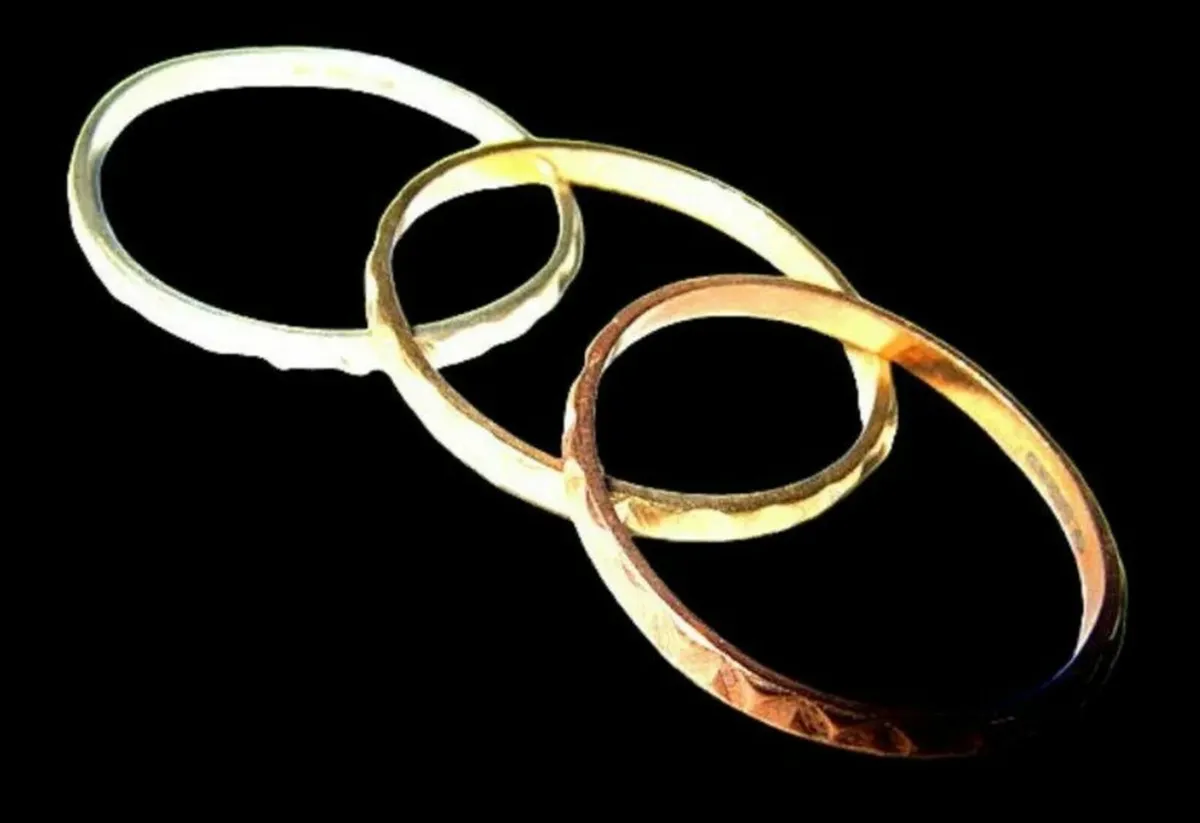 Vintage Trilogy 9ct Rose/White/Yellow Gold Rings - Image 2
