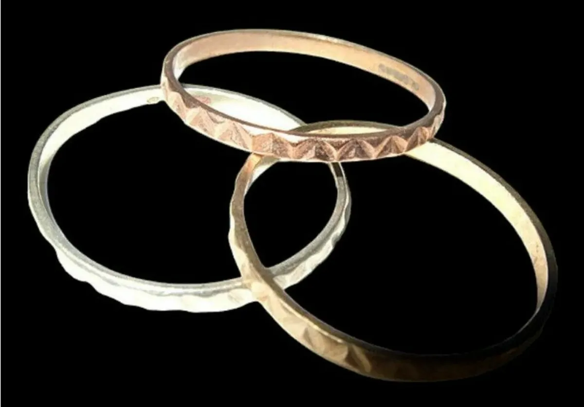 Vintage Trilogy 9ct Rose/White/Yellow Gold Rings - Image 4