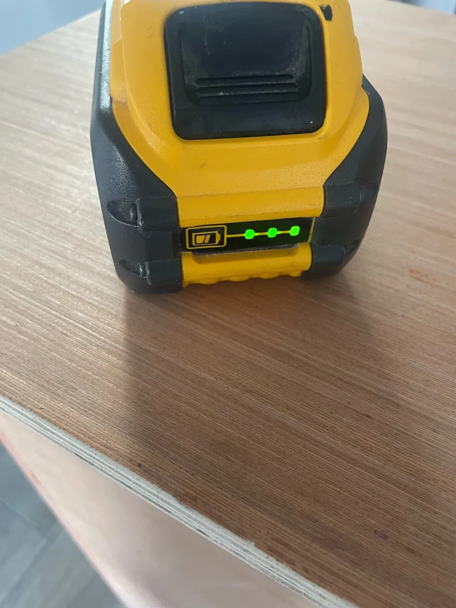 Dewalt 54v 6 amp very good condition - Image 2