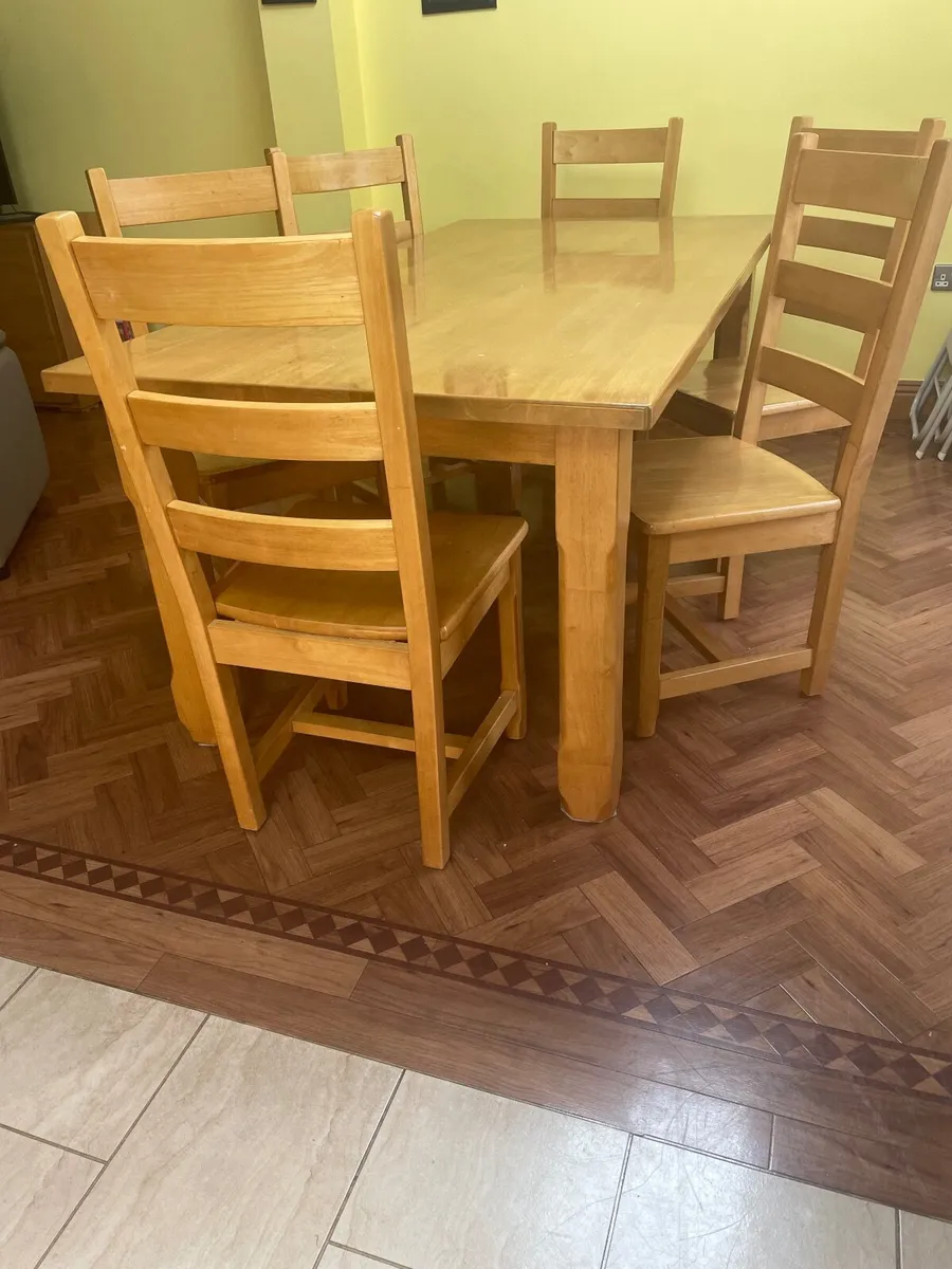 Dining room table and 6 matching chairs - Image 1