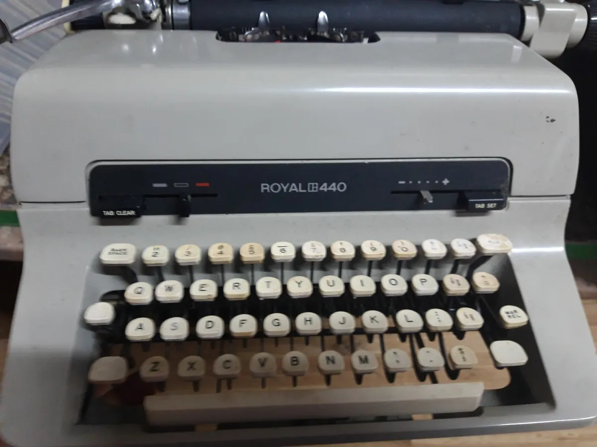 Typewriter Royal 440 - Image 1