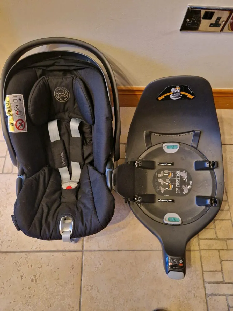 Cybex baby seat and base - Image 1