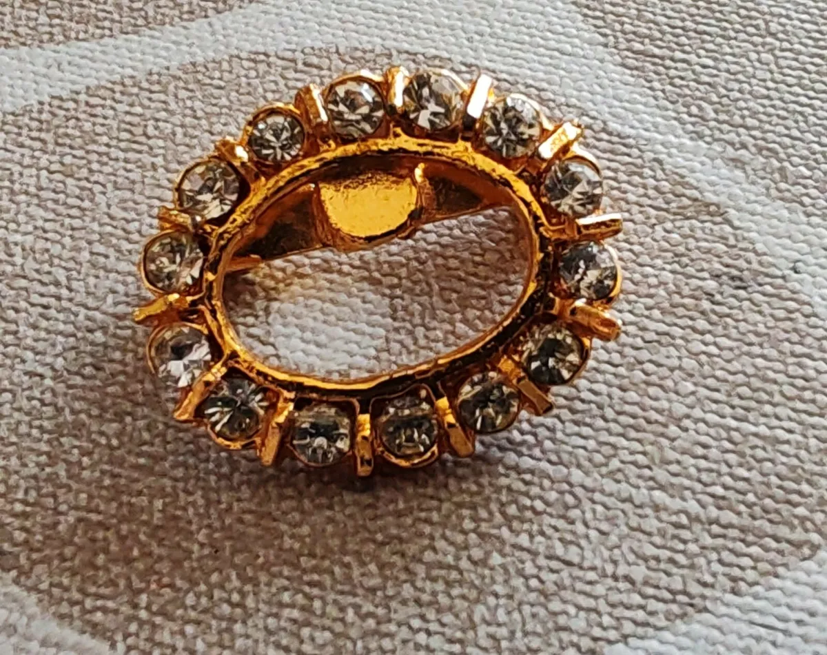 Retro goldtone brooch with sparkling rhinestones - Image 1