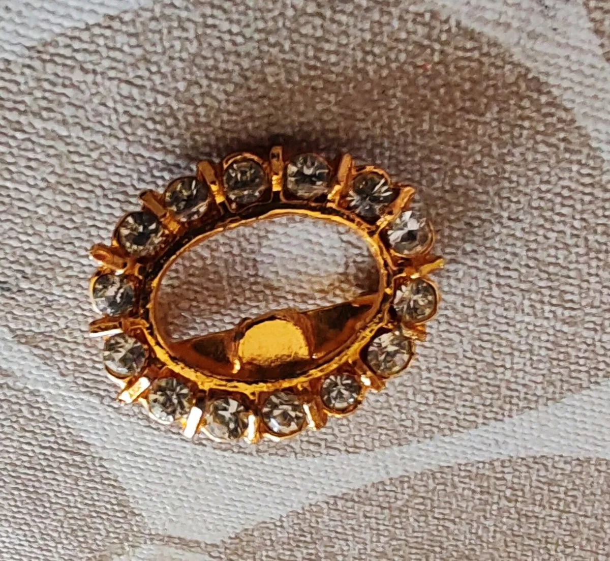 Retro goldtone brooch with sparkling rhinestones - Image 2
