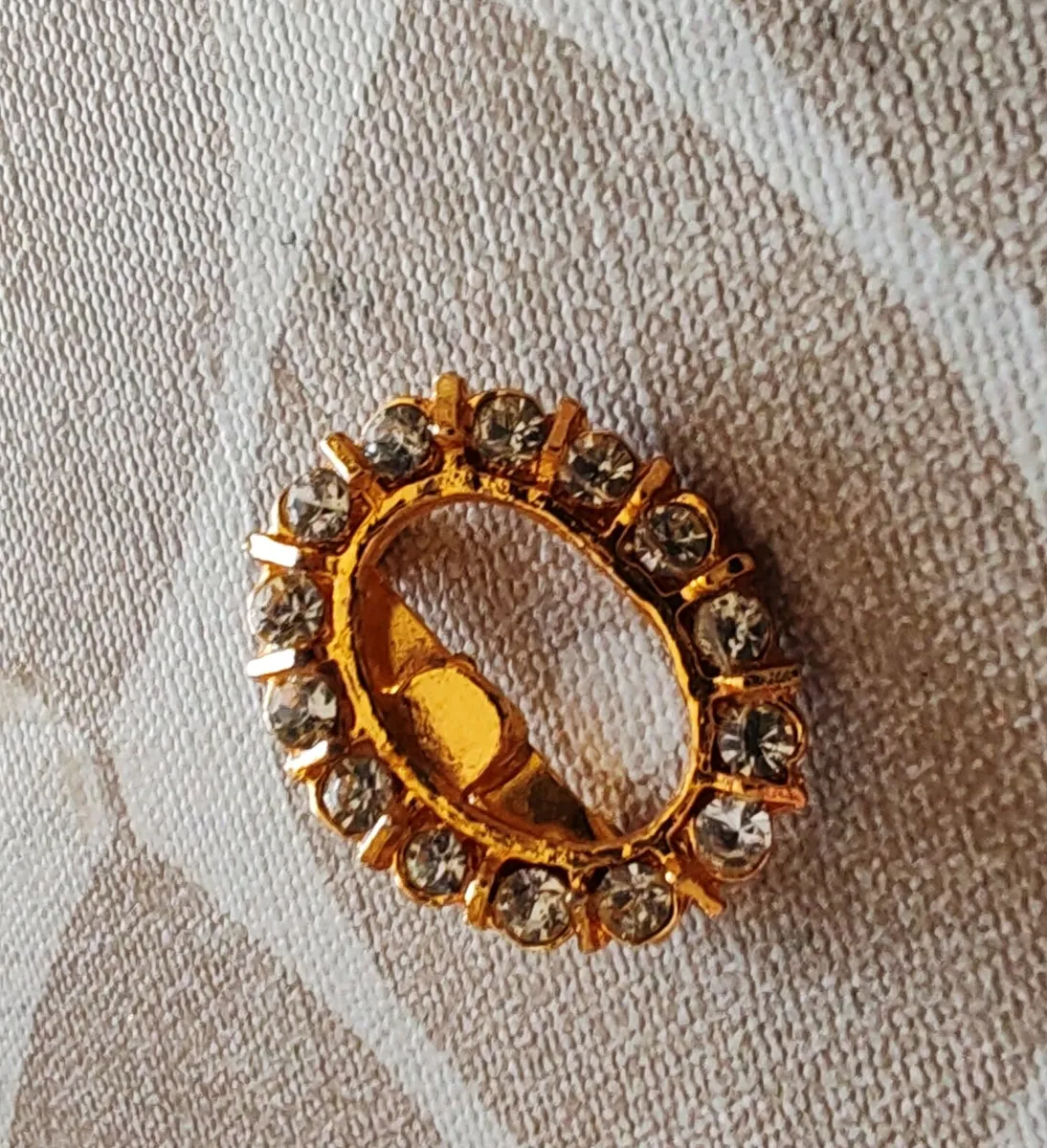 Retro goldtone brooch with sparkling rhinestones - Image 3