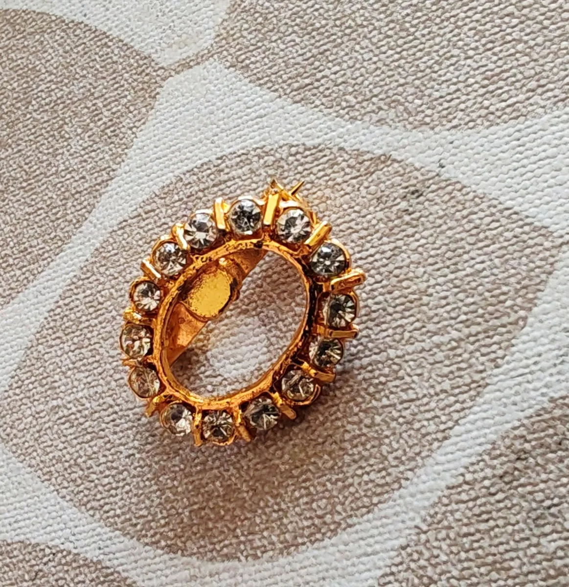 Retro goldtone brooch with sparkling rhinestones - Image 4