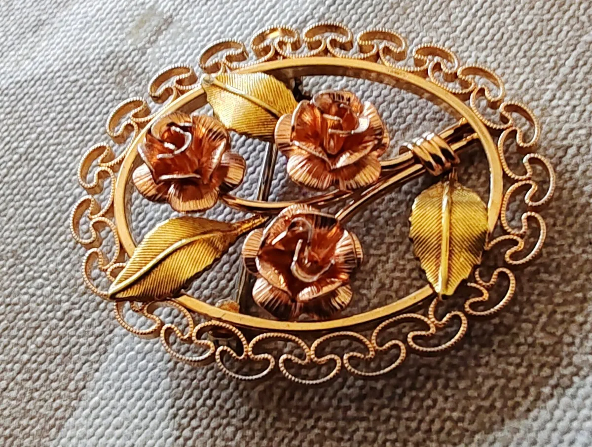 Retro goldtone floral brooch - Image 1
