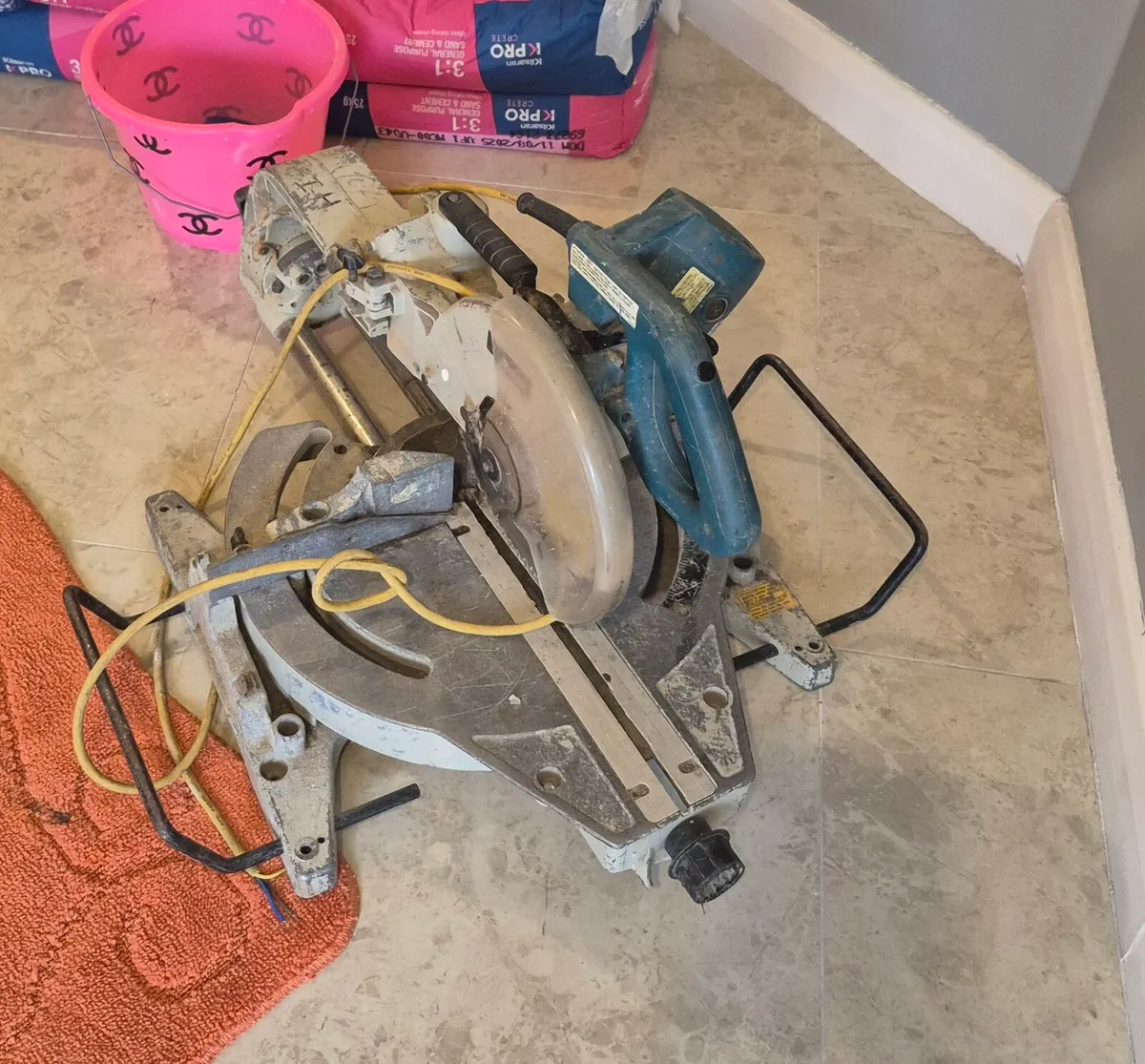 MAKITA LS1013 COMPOUND MITRE SAW, 110v CUTS BOTH W - Image 2