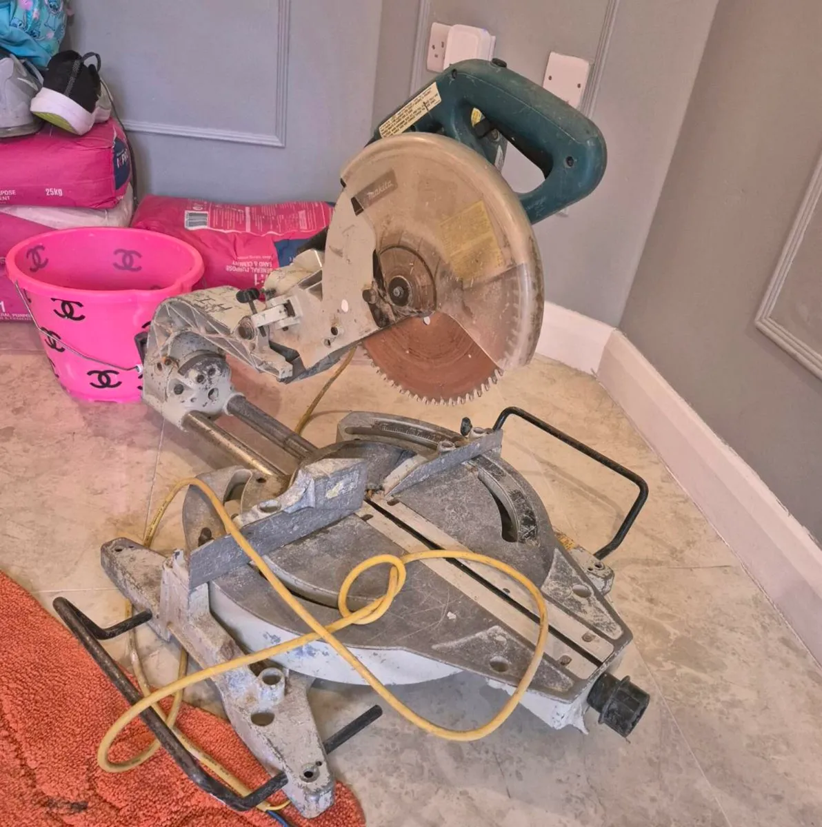 MAKITA LS1013 COMPOUND MITRE SAW, 110v CUTS BOTH - Image 1