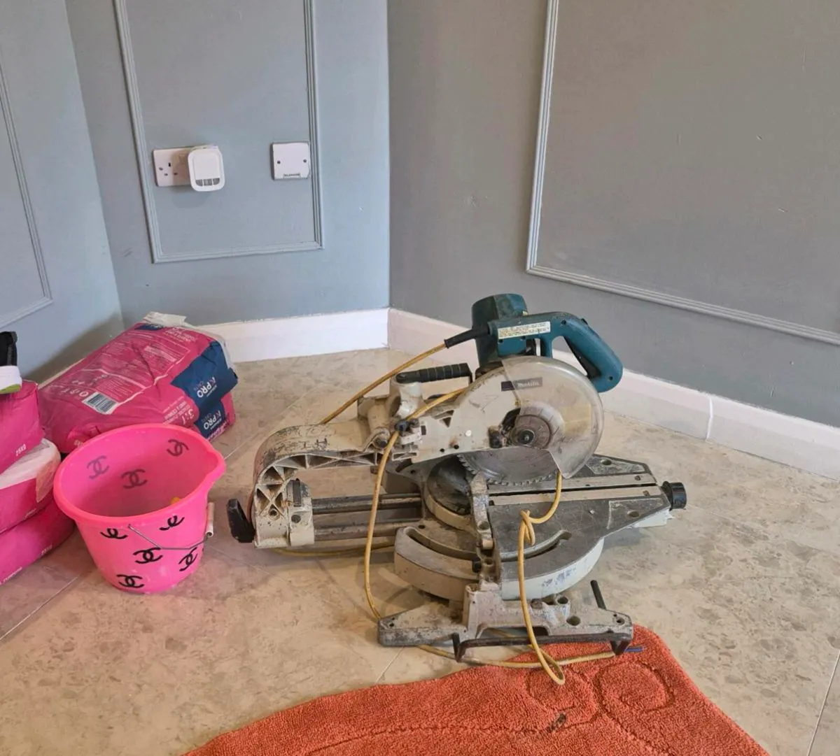 MAKITA LS1013 COMPOUND MITRE SAW, 110v CUTS BOTH - Image 3