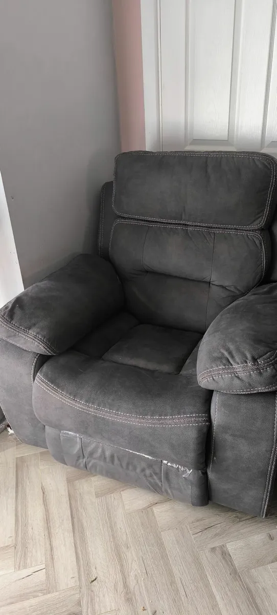 2 single seater recliner and 1 recliner couch - Image 1