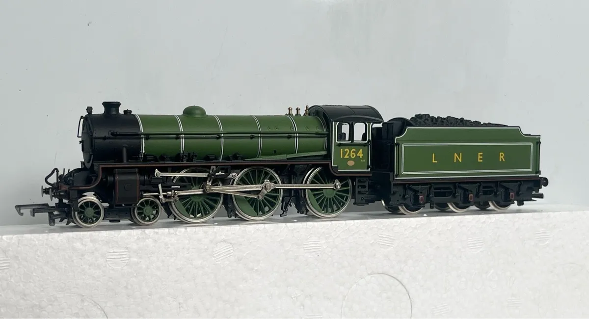 Bachmann LNER 4-6-0 Model Railways Steam Engine - Image 2