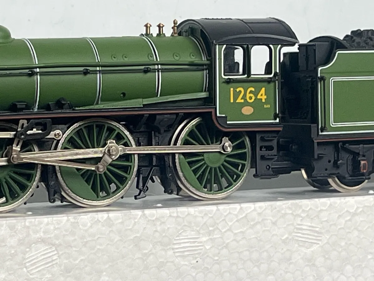 Bachmann LNER 4-6-0 Model Railways Steam Engine - Image 4