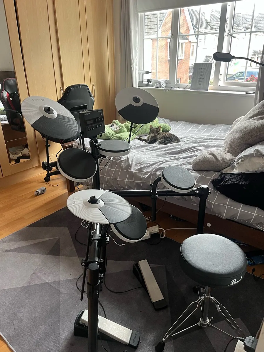 Roland TD-02K Electronic Drum Kit + Accesories - Image 1