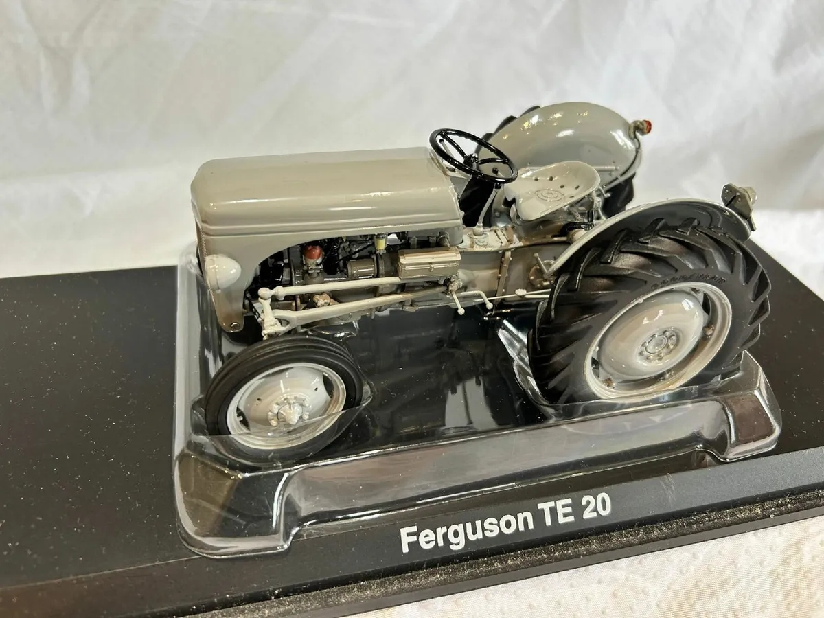Model tractors - Image 1