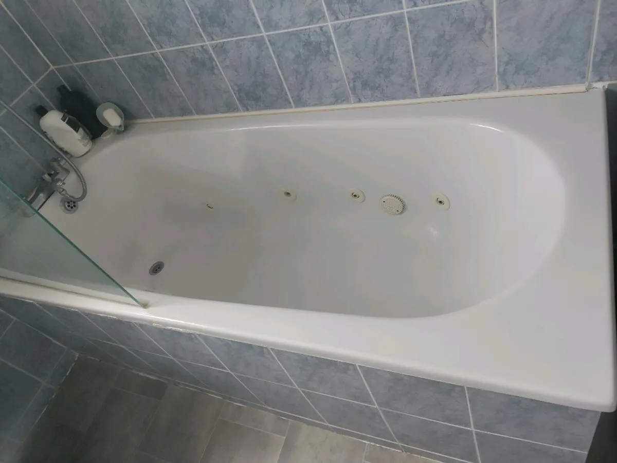 Bath tub