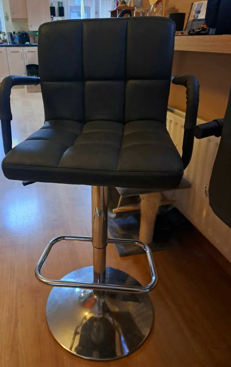 Breakfast bar stools - Image 1