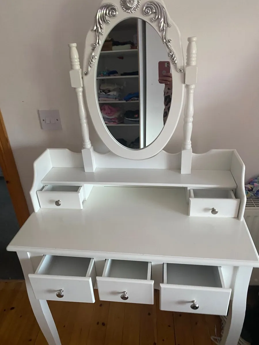 Dressing table and curtains - Image 2