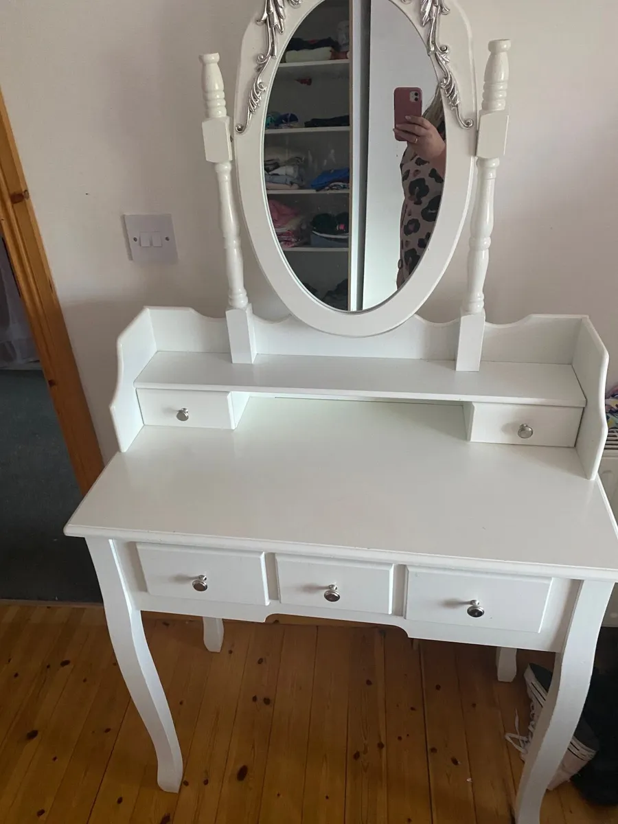 Dressing table and curtains - Image 3