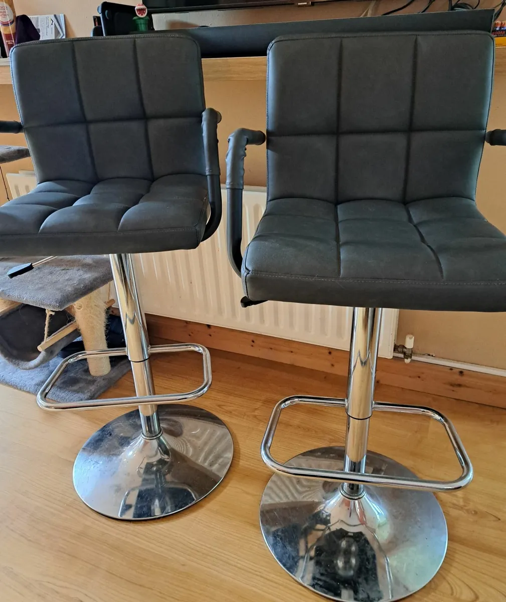 Breakfast bar stools - Image 2