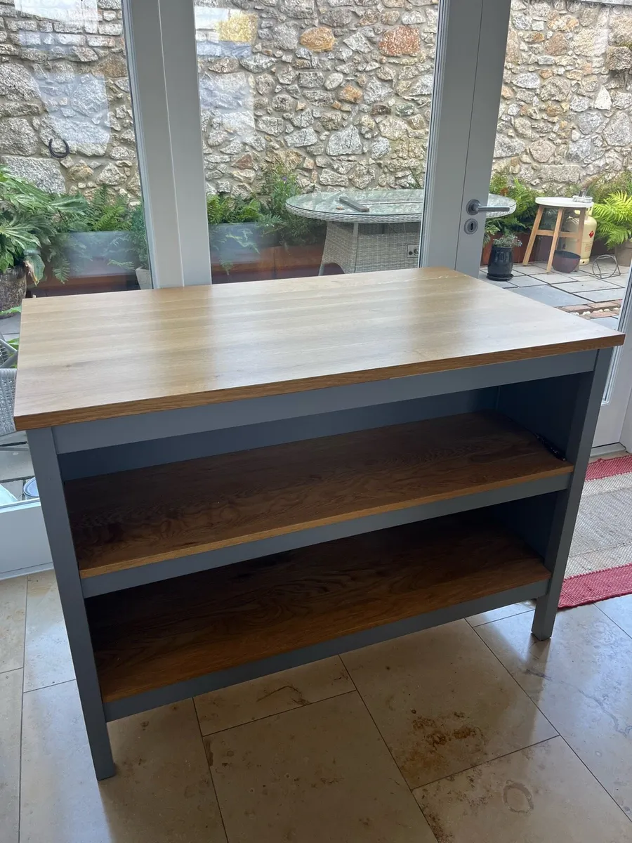 Kitchen island and stools - Image 2