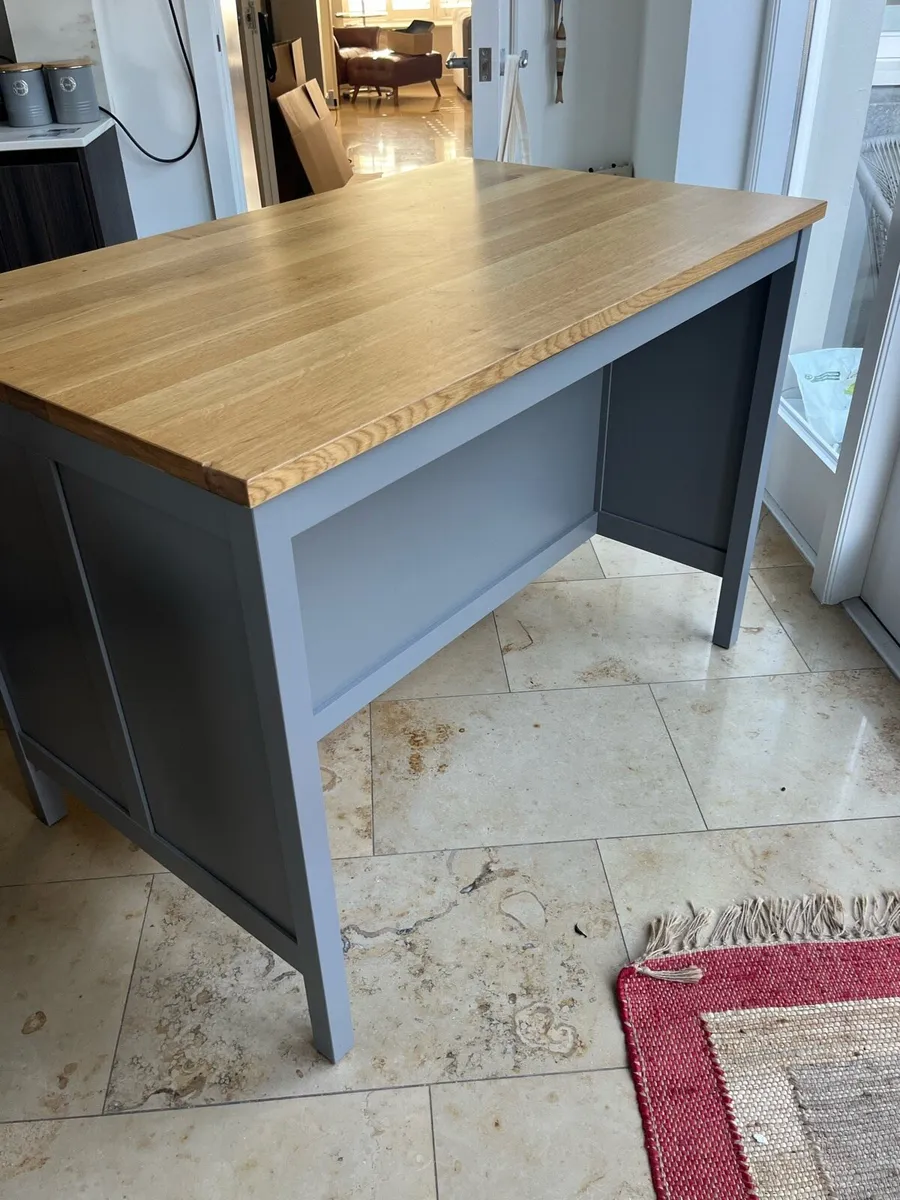 Kitchen island and stools - Image 3