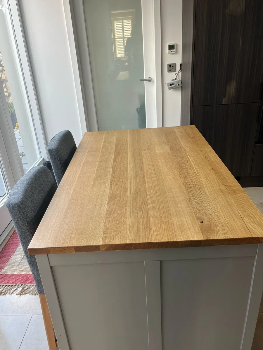 Kitchen island and stools - Image 1