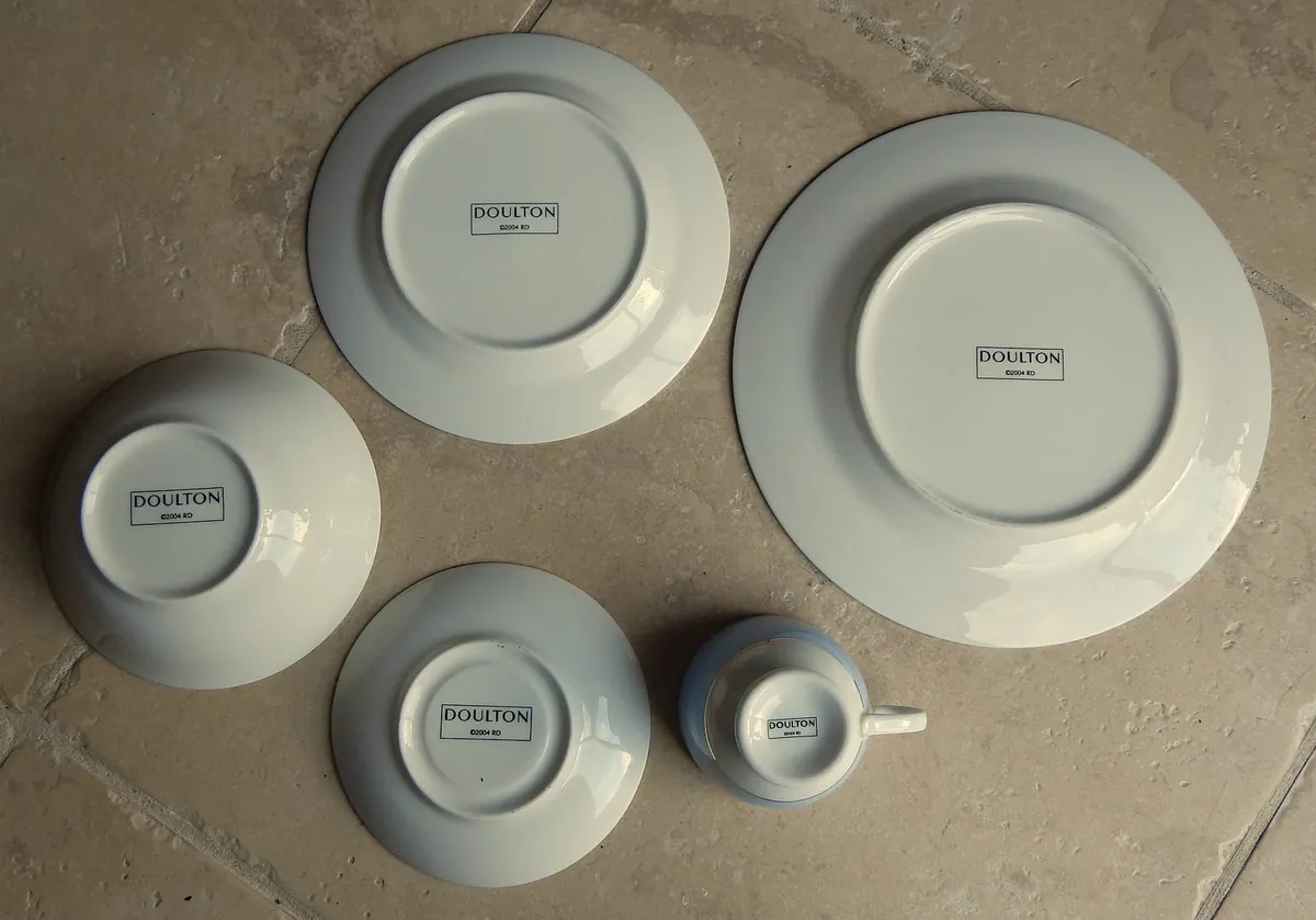 21 Pieces of  Vintage Doulton 2004 RD Crockery - Image 4