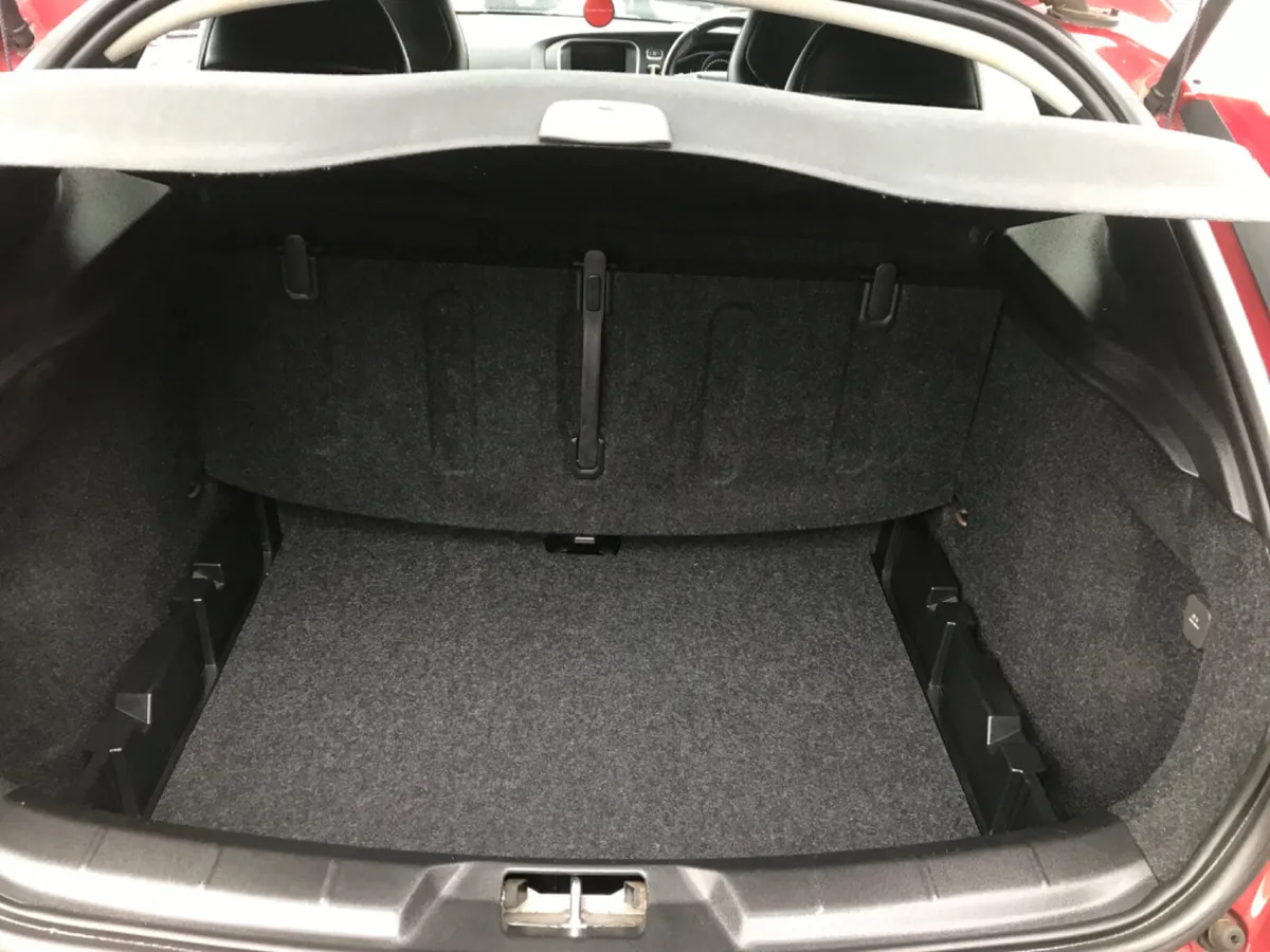 2018 VOLVO V40 AUTOMATIC TURBO DIESEL - Image 4