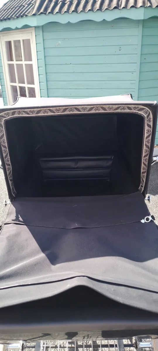 Antique pram - Image 1