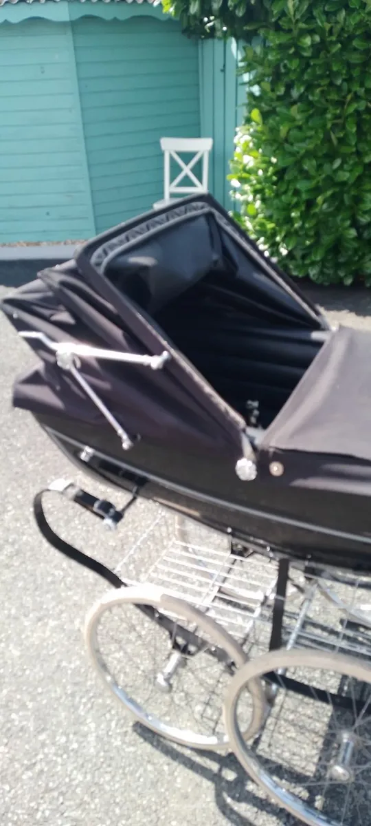 Antique pram - Image 2